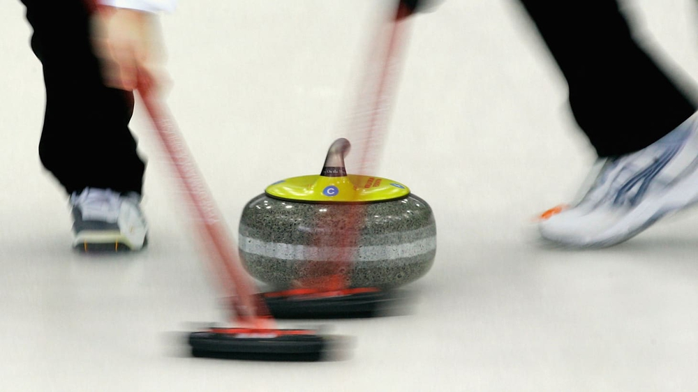 Môn thể thao độc lạ ở Olympic mùa Đông: VĐV phải dùng chổi lau sàn khi thi đấu - Ảnh 1.