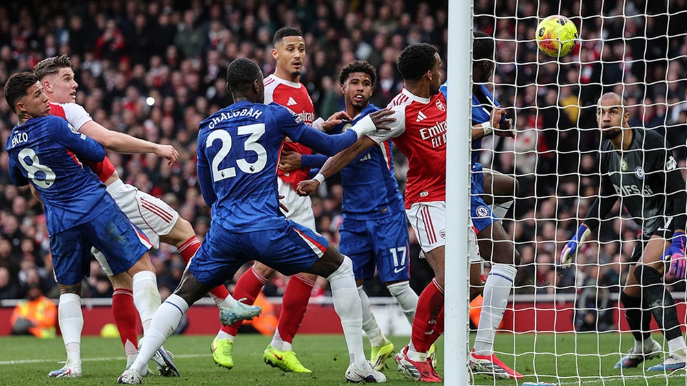 Cổ động viên Chelsea ngao ngán đội nhà bởi những sai lầm không đáng có - Ảnh 3.