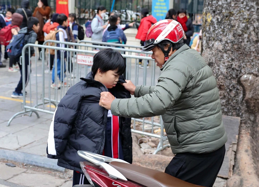Không khí lạnh tràn xuống, Bắc Bộ chuyển rét từ đêm nay - Ảnh 1.