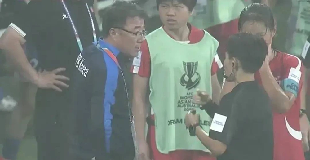 Truyền thông Trung Quốc lên tiếng về quyết định gây tranh cãi của trọng tài nữ Việt Nam tại giải châu Á - Ảnh 3.
