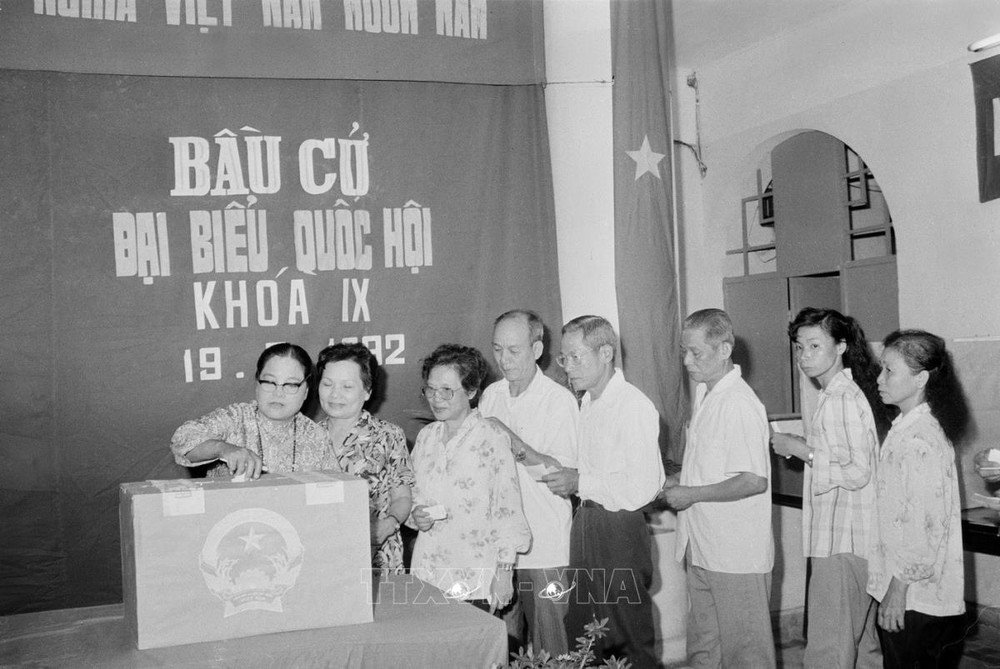 Bầu cử Quốc hội và HĐND: Cuộc bầu cử Quốc hội khóa IX và Dấu ấn nhiệm kỳ (1992-1997) - Ảnh 3.