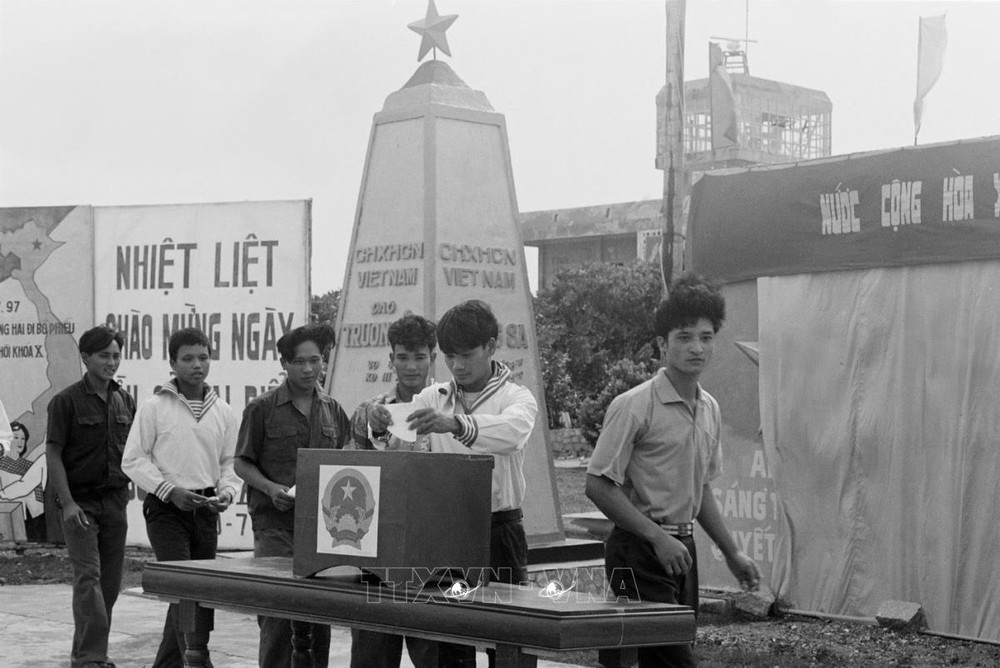 Bầu cử Quốc hội và HĐND: Cuộc bầu cử Quốc hội khóa X và Dấu ấn nhiệm kỳ (1997-2002) - Ảnh 4.