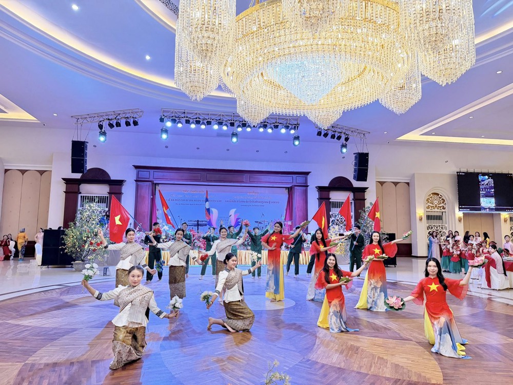 Áo dài Việt Nam - Kết nối văn hóa, lan tỏa bản sắc tại Lào - Ảnh 1.