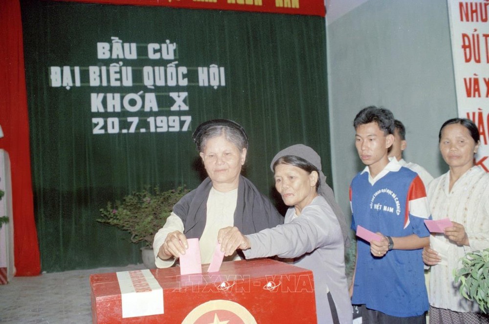 Bầu cử Quốc hội và HĐND: Cuộc bầu cử Quốc hội khóa X và Dấu ấn nhiệm kỳ (1997-2002) - Ảnh 3.