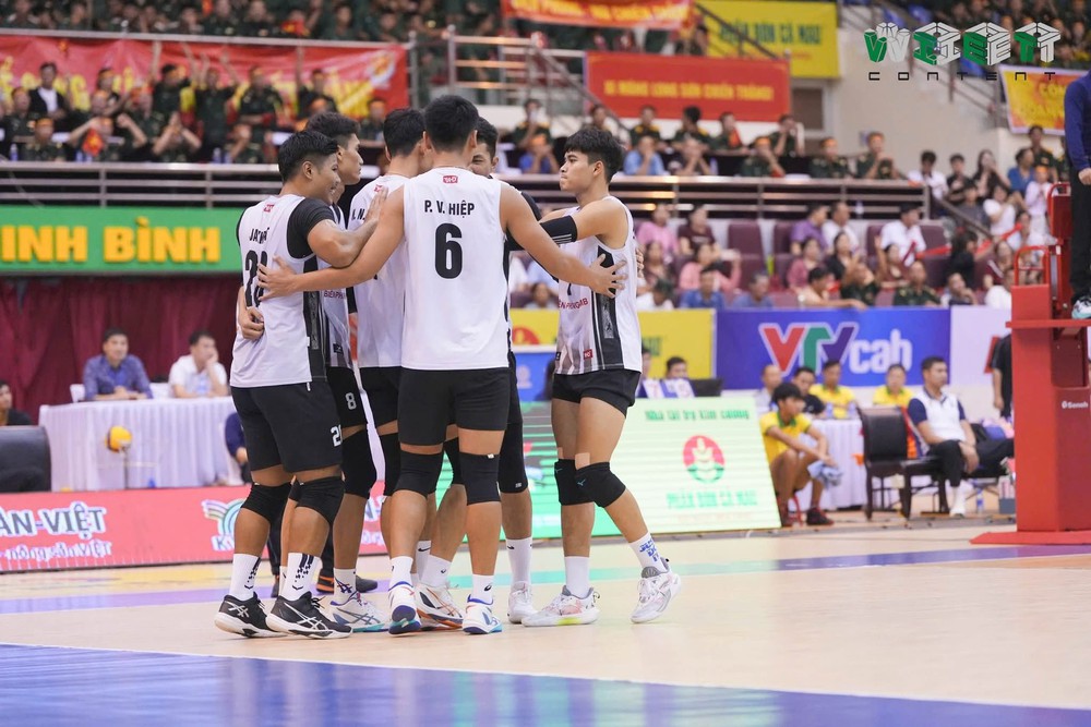 Đội bóng chuyền nam Biên Phòng MB tiếp tục giữ được sự phục vụ của chủ công trẻ người Thái Lan Jakkrit Thanomnoi (ngoài cùng bên phải) trong mùa giải 2026