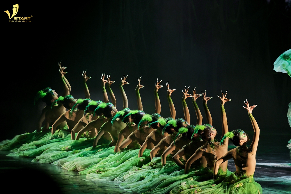 Qua ngôn ngữ sân khấu, vở diễn dẫn dắt khán giả khám phá thế giới với tinh thần nhân văn, đồng thời gợi mở những suy ngẫm về sự sống và con người.