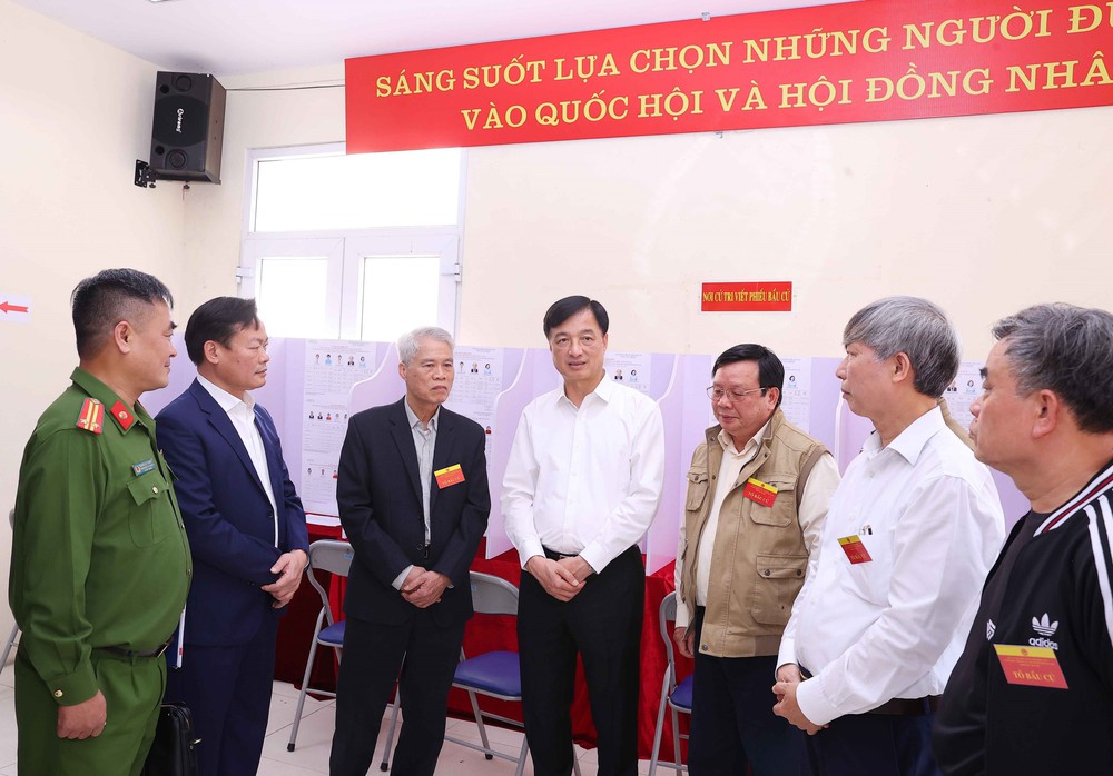Bầu cử Quốc hội và HĐND: Bí thư Thành ủy Hà Nội kiểm tra công tác bầu cử tại phường Hồng Hà - Ảnh 3.