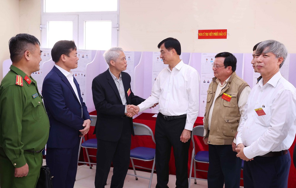 Bầu cử Quốc hội và HĐND: Bí thư Thành ủy Hà Nội kiểm tra công tác bầu cử tại phường Hồng Hà - Ảnh 2.