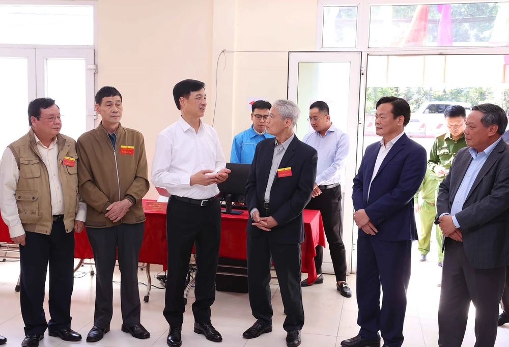 Bầu cử Quốc hội và HĐND: Bí thư Thành ủy Hà Nội kiểm tra công tác bầu cử tại phường Hồng Hà - Ảnh 1.