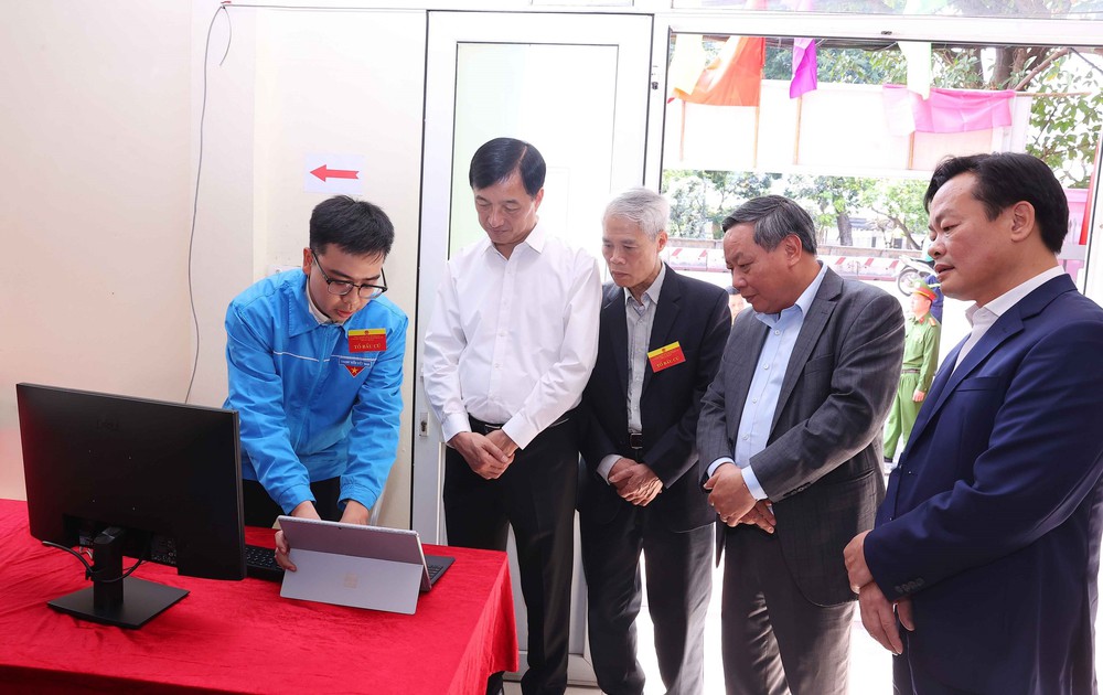 Bầu cử Quốc hội và HĐND: Bí thư Thành ủy Hà Nội kiểm tra công tác bầu cử tại phường Hồng Hà - Ảnh 4.