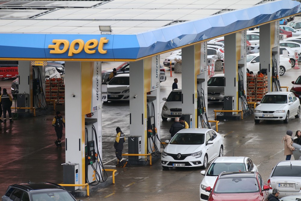 Giá dầu tiếp tục giảm, thị trường chứng khoán vùng Vịnh phục hồi - Ảnh 1.