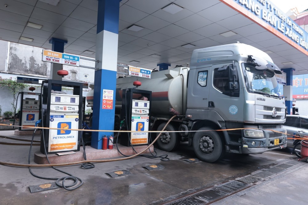 Bộ Công Thương khuyến khích tiết kiệm xăng dầu, không tích trữ gây mất cân đối thị trường - Ảnh 2.