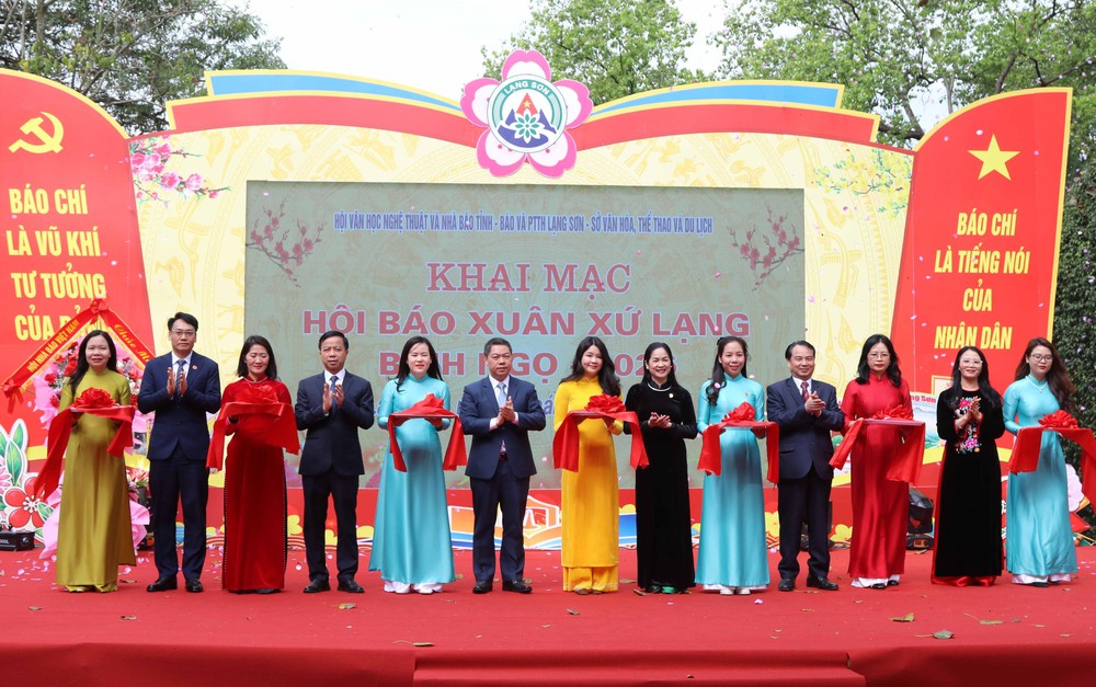 Đưa các ấn phẩm báo chí đặc biệt đến với đồng bào các dân tộc xứ Lạng - Ảnh 2.