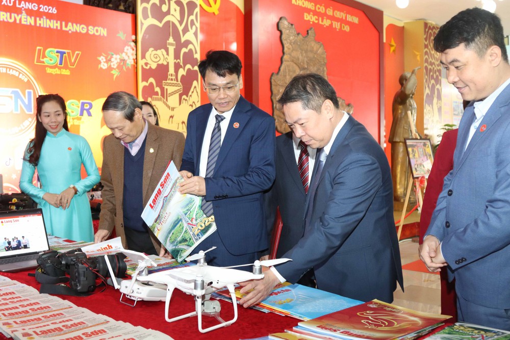 Đưa các ấn phẩm báo chí đặc biệt đến với đồng bào các dân tộc xứ Lạng - Ảnh 4.