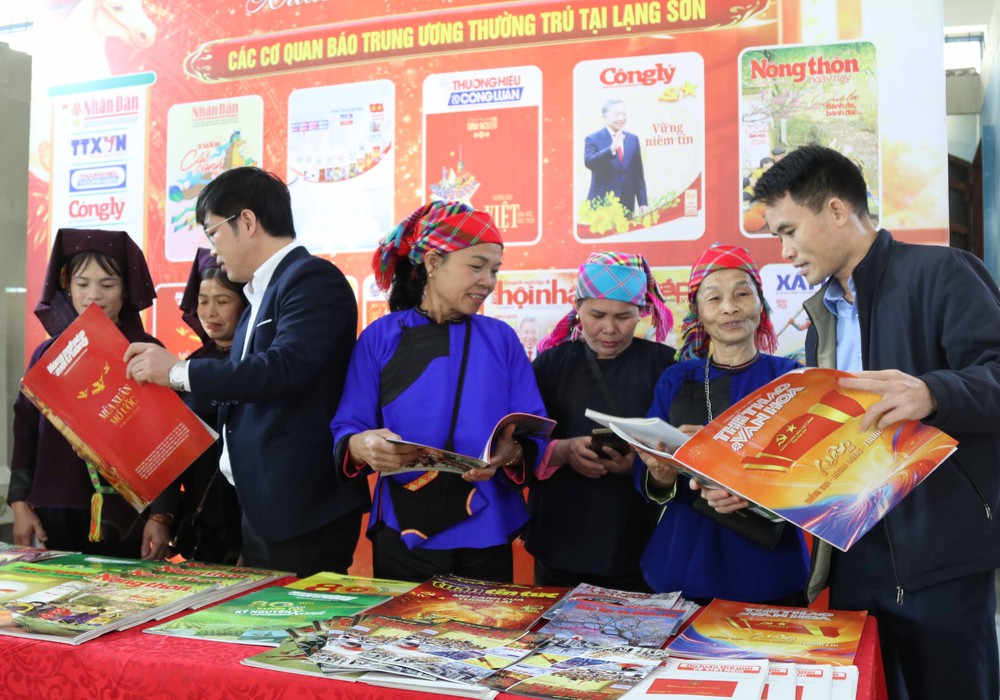 Đưa các ấn phẩm báo chí đặc biệt đến với đồng bào các dân tộc xứ Lạng - Ảnh 5.