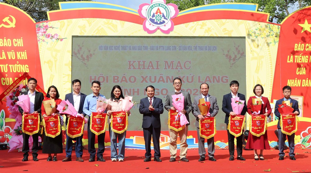 Đưa các ấn phẩm báo chí đặc biệt đến với đồng bào các dân tộc xứ Lạng - Ảnh 3.