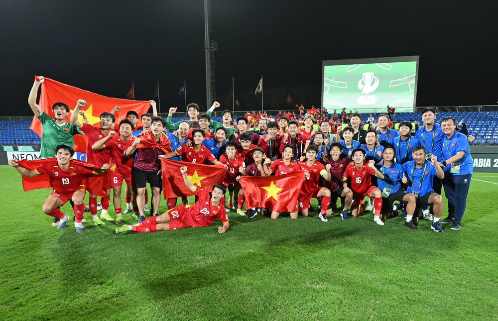 Tin nóng bóng đá Việt hôm nay 12/3: Vé xem đội tuyển Việt Nam cao nhất 300.000 đồng; HLV Đinh Hồng Vinh tạm dẫn dắt U23 Việt Nam - Ảnh 3.