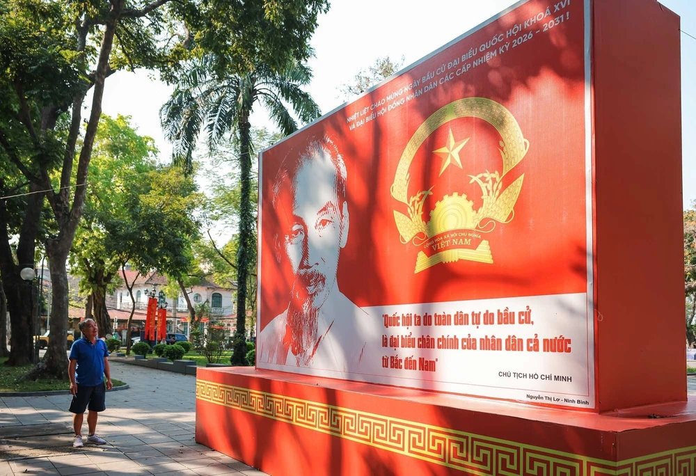 Bầu cử Quốc hội và HĐND: Hà Nội rực rỡ cờ hoa chào mừng “Ngày hội non sông” - Ảnh 1.