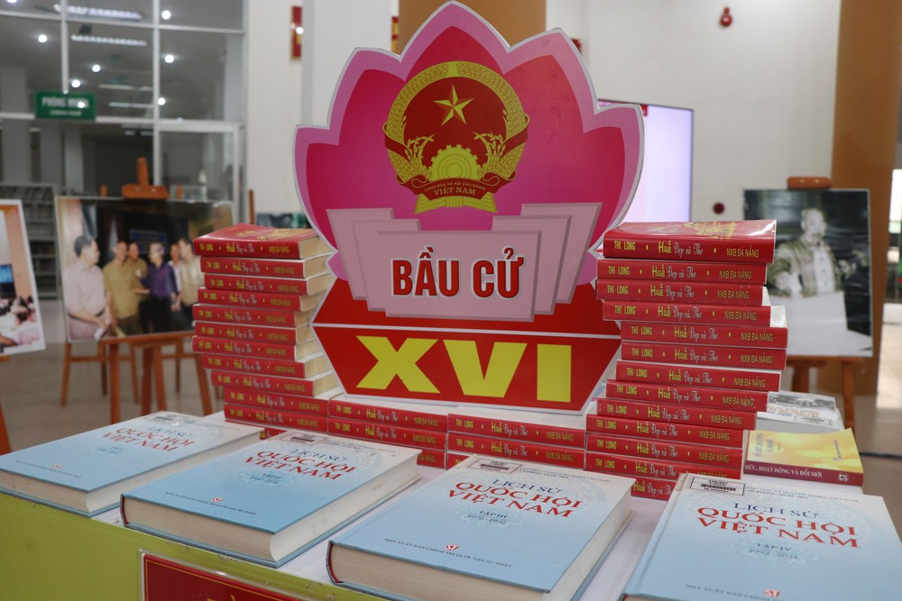 Bầu cử Quốc hội và HĐND: Trưng bày hơn 350 tư liệu sách, ảnh về bầu cử - Ảnh 1.
