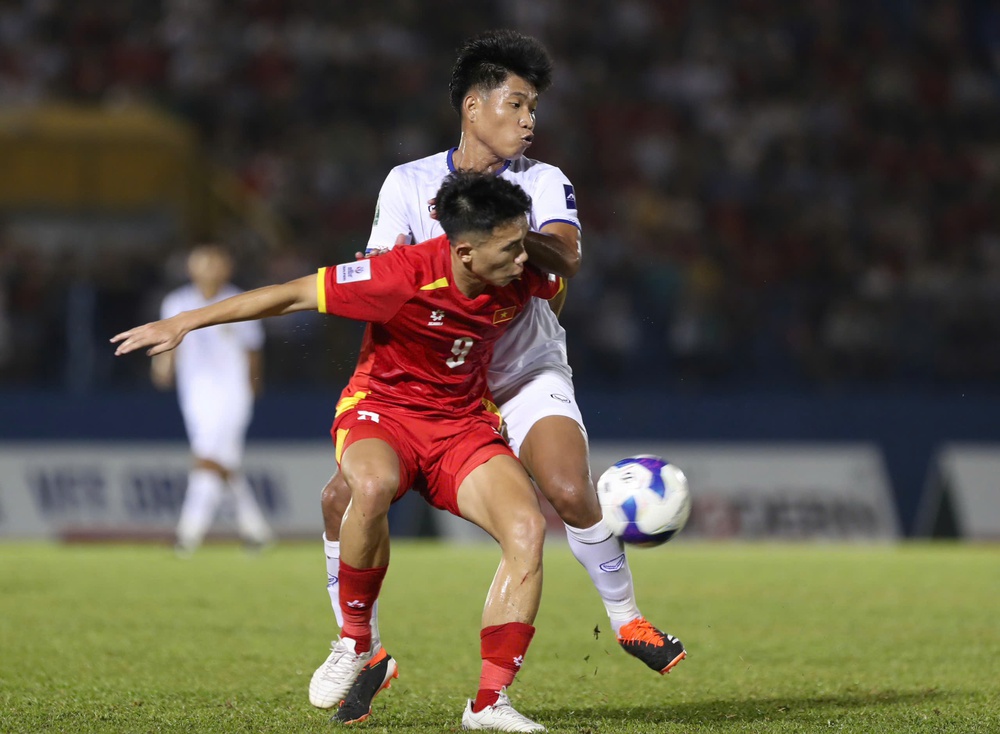 Người quan sát: Dấu hỏi tiền vệ phòng ngự - Ảnh 1.