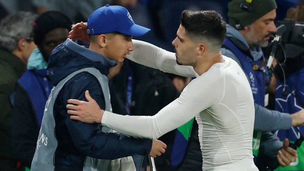 Sao Chelsea gây sốc khi xô ngã cậu bé nhặt bóng trong trận thua PSG - Ảnh 2.