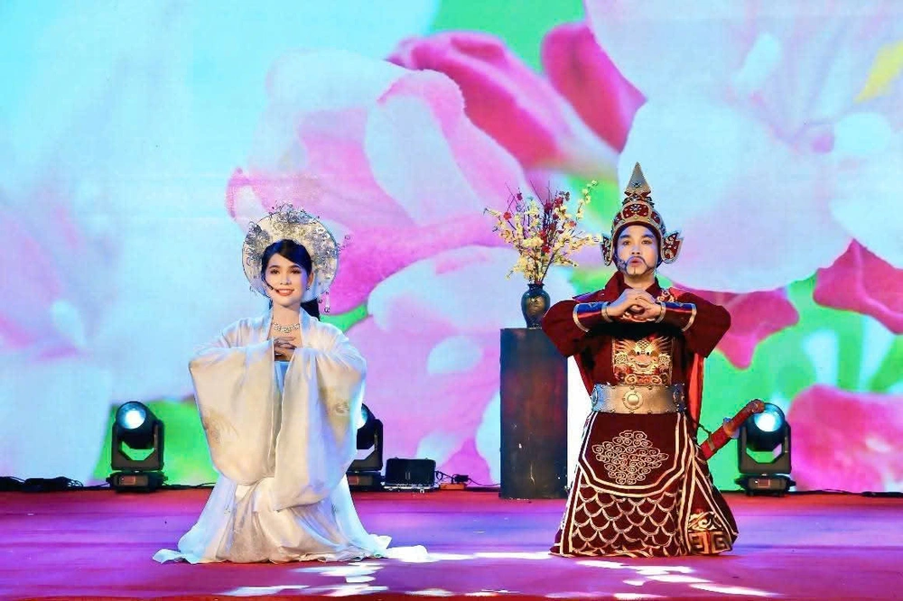 Nhà hát Cải lương Hà Nội mang sắc màu riêng tới ngày hội bầu cử - Ảnh 2.