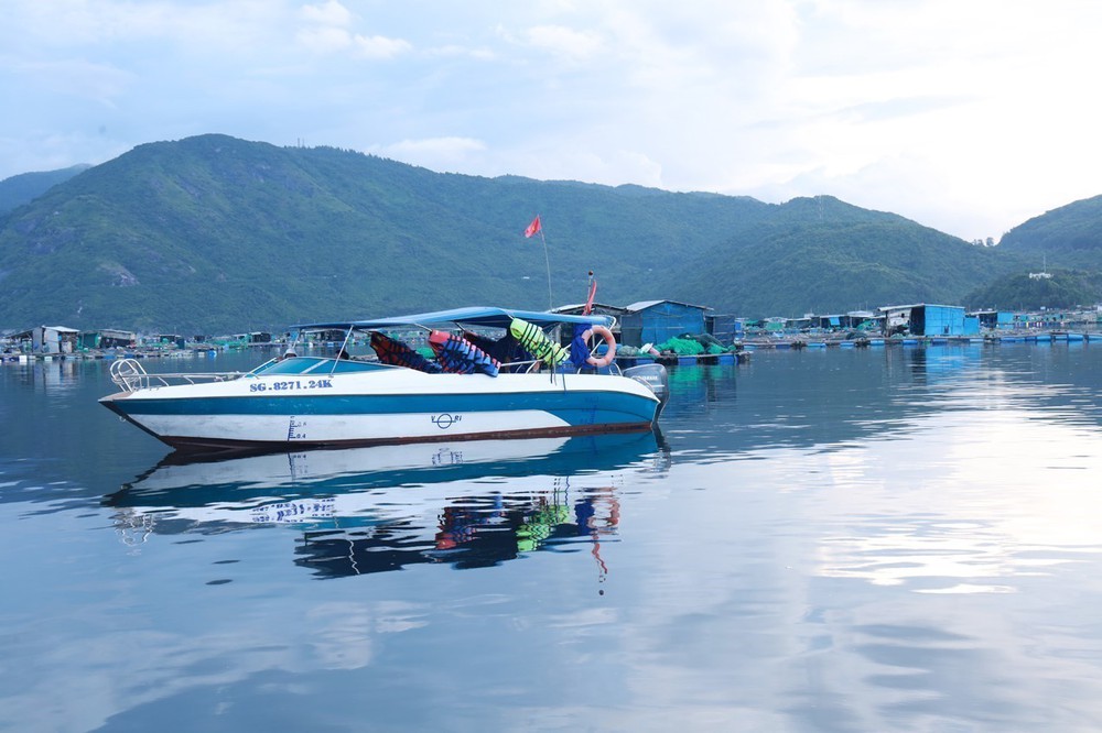 Di dời bè nổi ra khỏi khu vực Di tích quốc gia đặc biệt Tàu không số Vũng Rô - Ảnh 1.