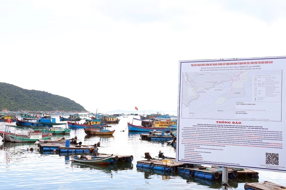 Di dời bè nổi ra khỏi khu vực Di tích quốc gia đặc biệt Tàu không số Vũng Rô - Ảnh 2.