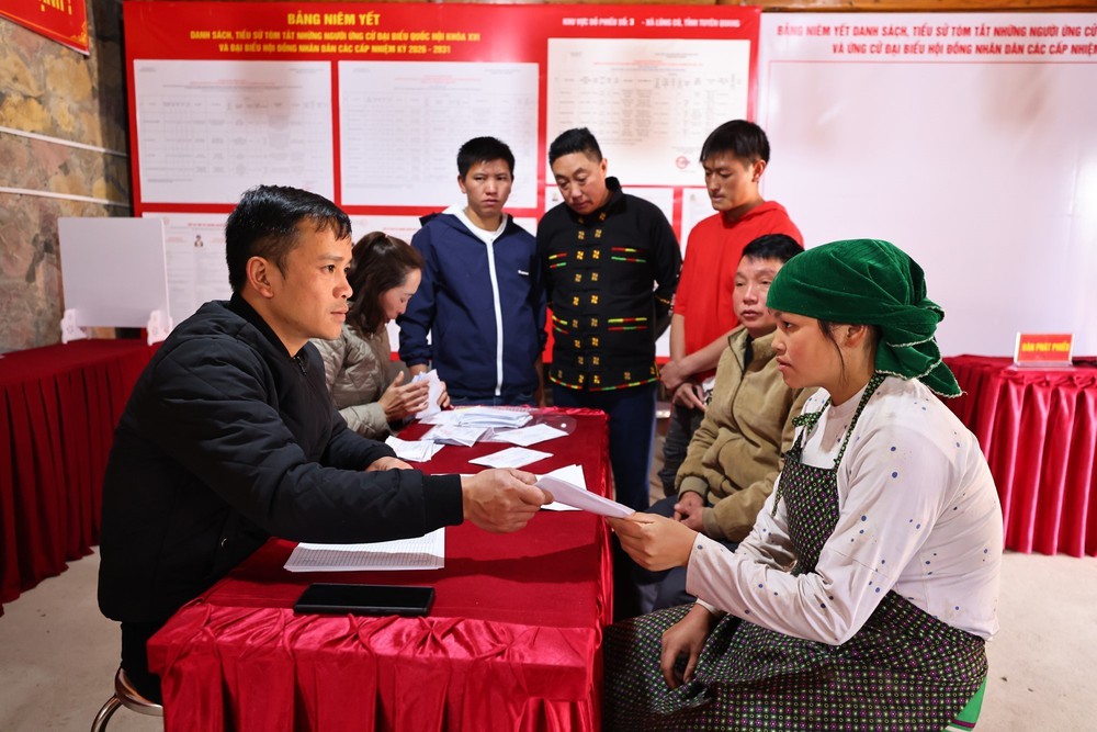 Bầu cử Quốc hội và HĐND: Đồng bào nơi cực Bắc Tổ quốc chuẩn bị cho ngày hội toàn dân - Ảnh 8.