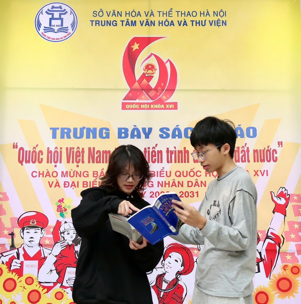 Bầu cử Quốc hội và HĐND: Trưng bày sách, báo “Quốc hội Việt Nam trong tiến trình đổi mới đất nước” - Ảnh 10.