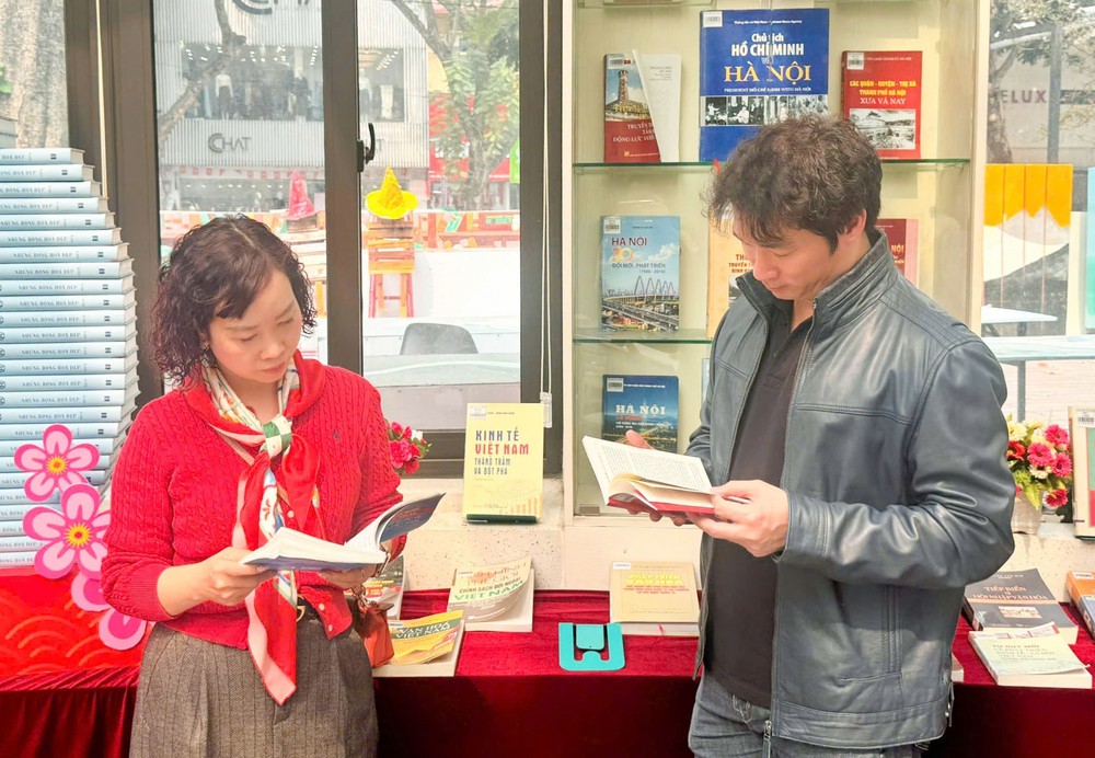 Bầu cử Quốc hội và HĐND: Trưng bày sách, báo “Quốc hội Việt Nam trong tiến trình đổi mới đất nước” - Ảnh 5.