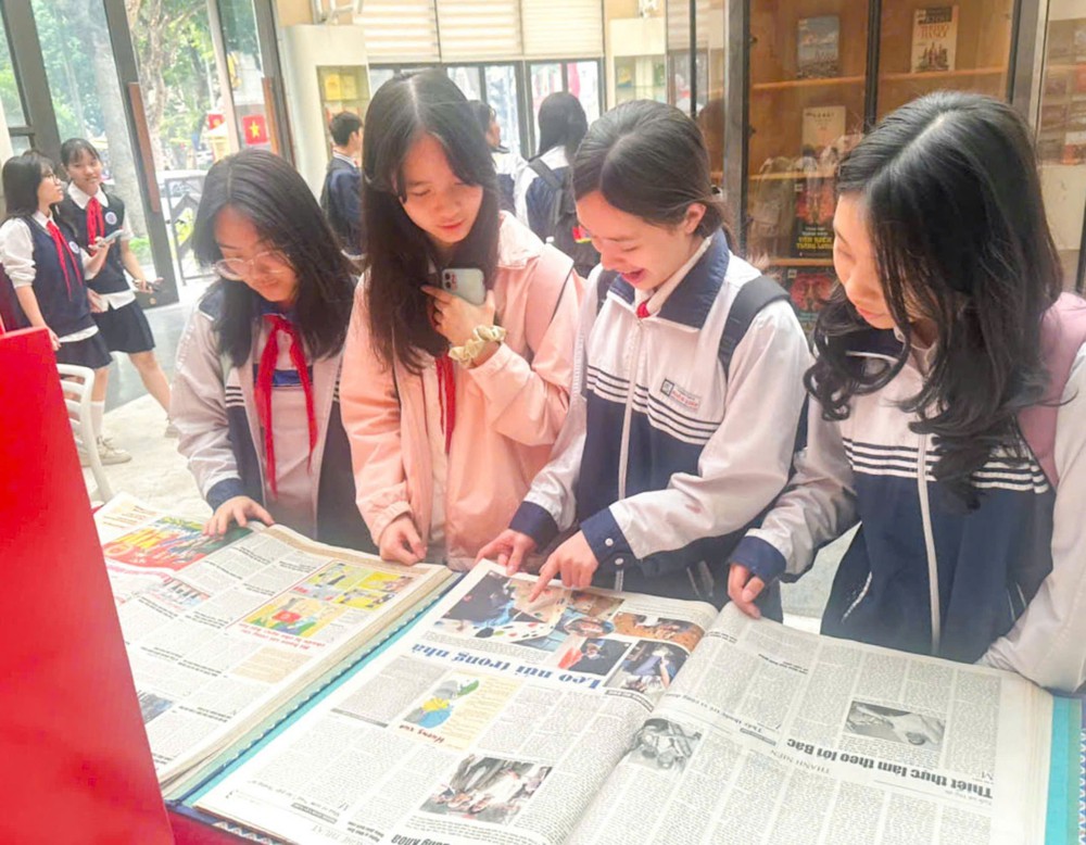 Bầu cử Quốc hội và HĐND: Trưng bày sách, báo “Quốc hội Việt Nam trong tiến trình đổi mới đất nước” - Ảnh 12.