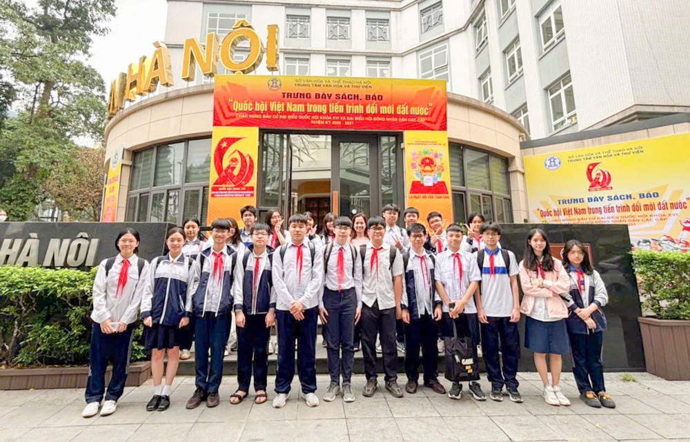 Bầu cử Quốc hội và HĐND: Trưng bày sách, báo “Quốc hội Việt Nam trong tiến trình đổi mới đất nước” - Ảnh 11.