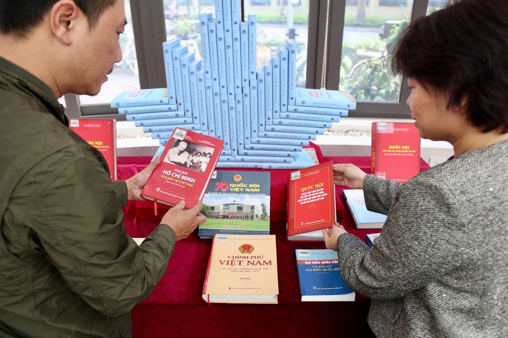 Bầu cử Quốc hội và HĐND: Trưng bày sách, báo “Quốc hội Việt Nam trong tiến trình đổi mới đất nước” - Ảnh 4.