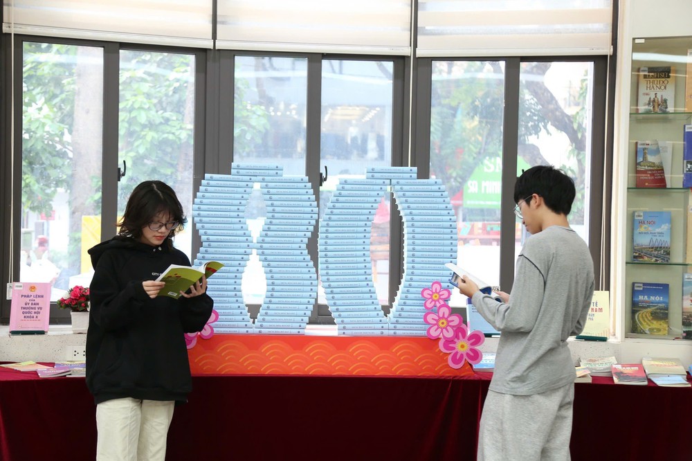 Bầu cử Quốc hội và HĐND: Trưng bày sách, báo “Quốc hội Việt Nam trong tiến trình đổi mới đất nước” - Ảnh 6.