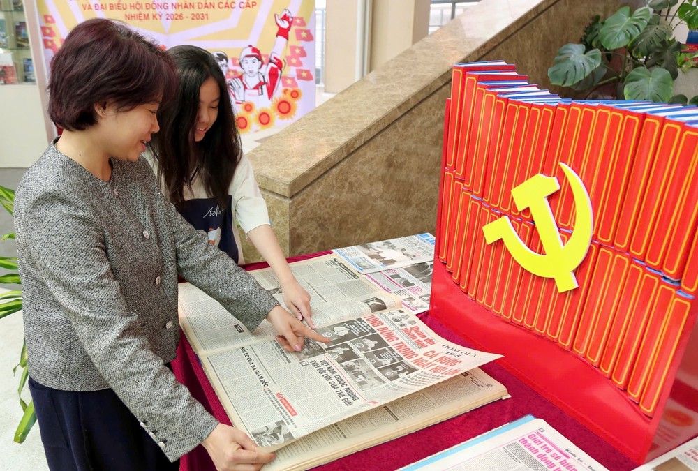 Bầu cử Quốc hội và HĐND: Trưng bày sách, báo “Quốc hội Việt Nam trong tiến trình đổi mới đất nước” - Ảnh 2.
