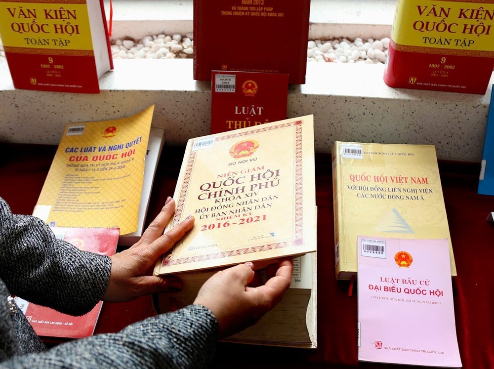 Bầu cử Quốc hội và HĐND: Trưng bày sách, báo “Quốc hội Việt Nam trong tiến trình đổi mới đất nước” - Ảnh 9.