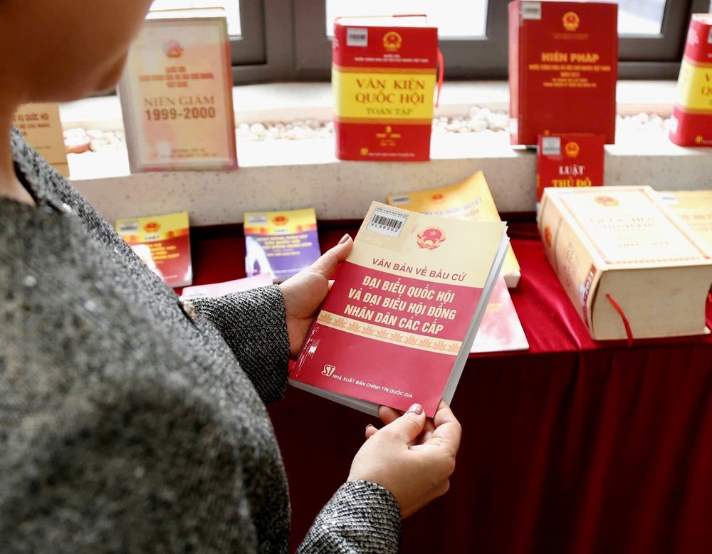 Bầu cử Quốc hội và HĐND: Trưng bày sách, báo “Quốc hội Việt Nam trong tiến trình đổi mới đất nước” - Ảnh 8.