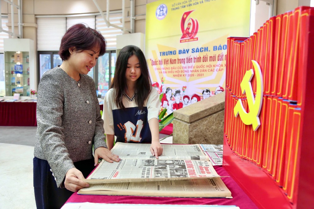 Bầu cử Quốc hội và HĐND: Trưng bày sách, báo “Quốc hội Việt Nam trong tiến trình đổi mới đất nước” - Ảnh 1.