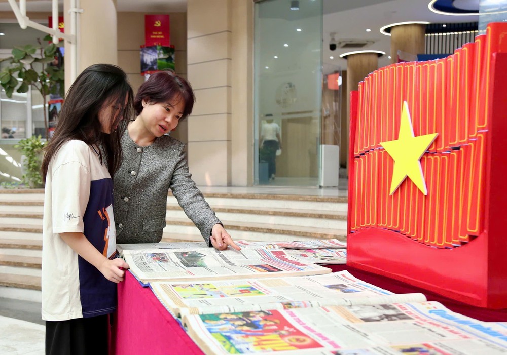 Bầu cử Quốc hội và HĐND: Trưng bày sách, báo “Quốc hội Việt Nam trong tiến trình đổi mới đất nước” - Ảnh 3.