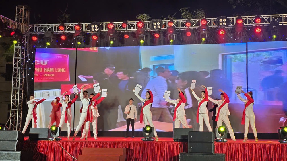 Nhân dân xã Quốc Oai hào hứng với chương trình nghệ thuật "Ngày hội non sông" - Ảnh 3. Nhân dân xã Quốc Oai hào hứng với chương trình nghệ thuật "Ngày hội non sông" - Ảnh 3.