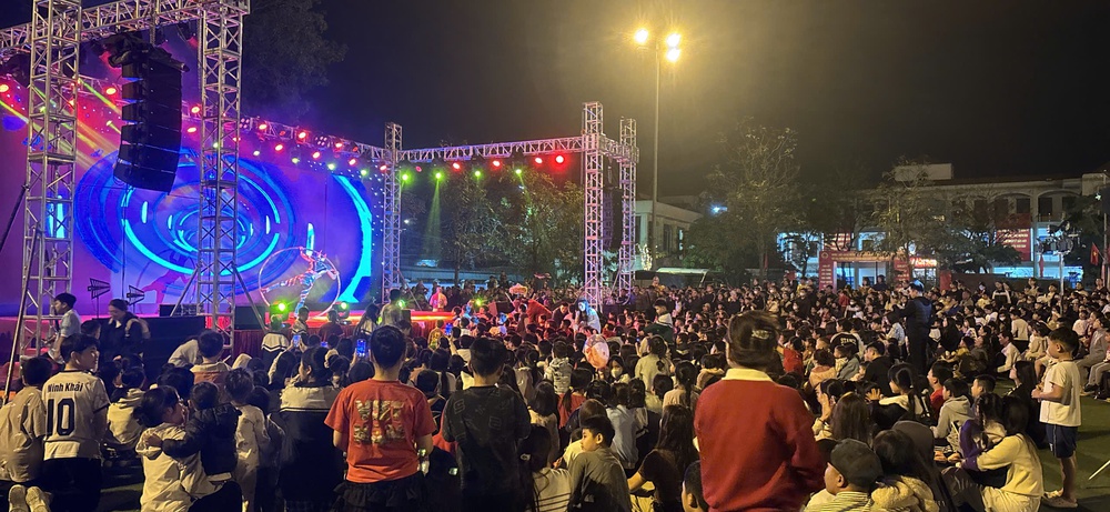 Nhân dân xã Quốc Oai hào hứng với chương trình nghệ thuật "Ngày hội non sông" - Ảnh 2. Nhân dân xã Quốc Oai hào hứng với chương trình nghệ thuật "Ngày hội non sông" - Ảnh 2.