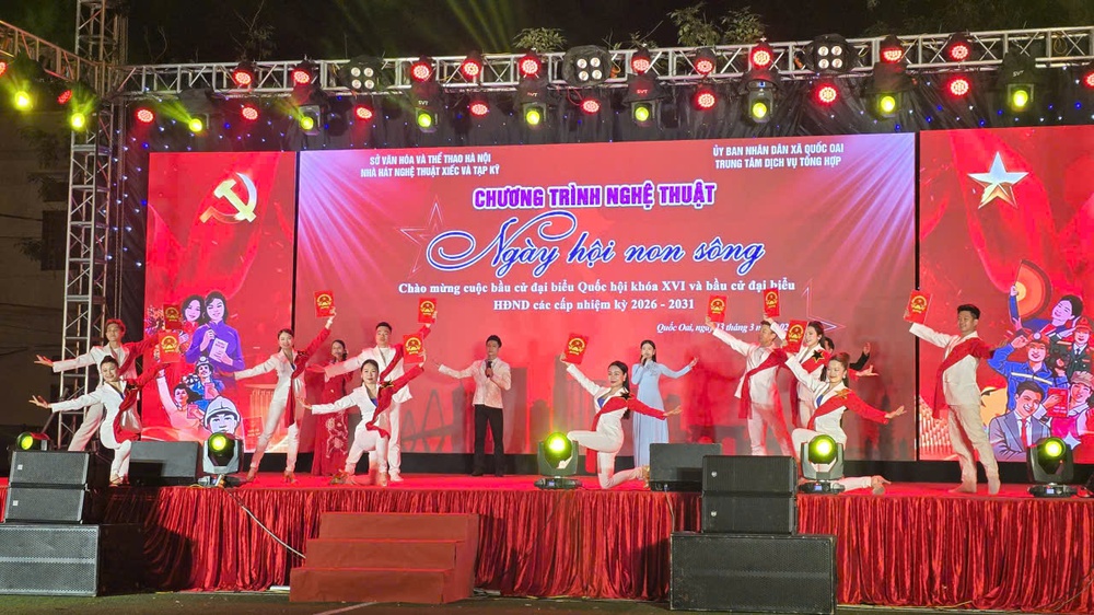 Nhân dân xã Quốc Oai hào hứng với chương trình nghệ thuật "Ngày hội non sông" - Ảnh 1. Nhân dân xã Quốc Oai hào hứng với chương trình nghệ thuật "Ngày hội non sông" - Ảnh 1.