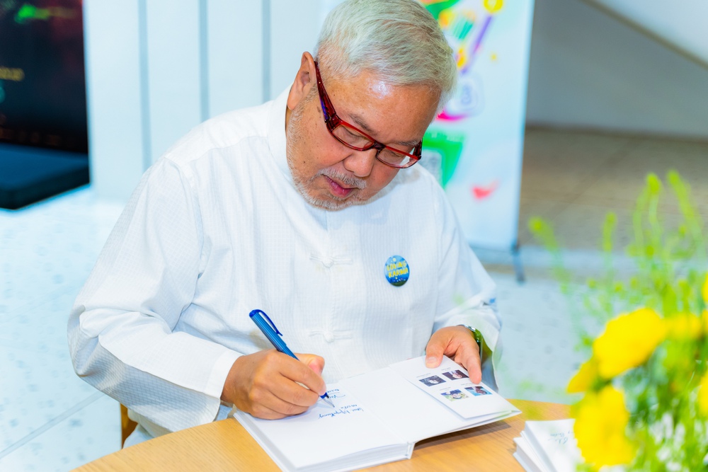 Ra mắt sách “Vũ trụ của Tâm”: Tuyển tập bí quyết sống chất lượng cao - Ảnh 2.