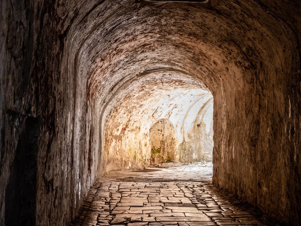 Thổ Nhĩ Kỳ: Phát hiện hệ thống đường hầm 1.600 năm tuổi bên dưới di sản thế giới Hagia Sophia - Ảnh 1.