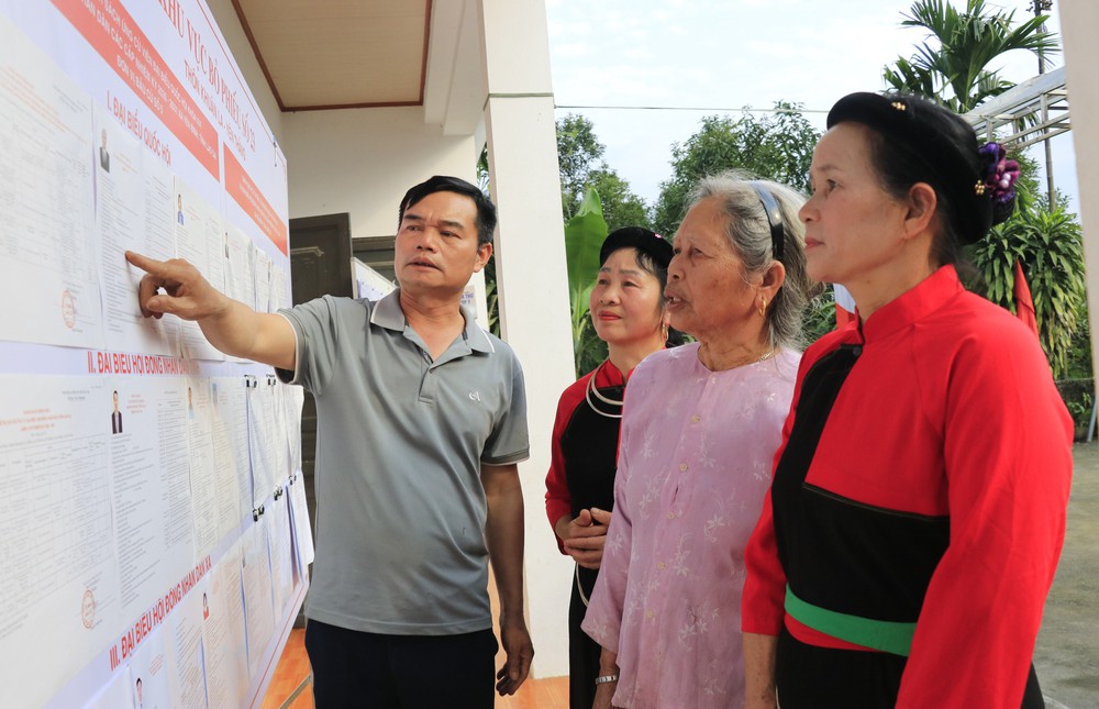 Bầu cử Quốc hội và HĐND: Đảm bảo các cử tri đều tự tay bỏ lá phiếu của mình - Ảnh 4.