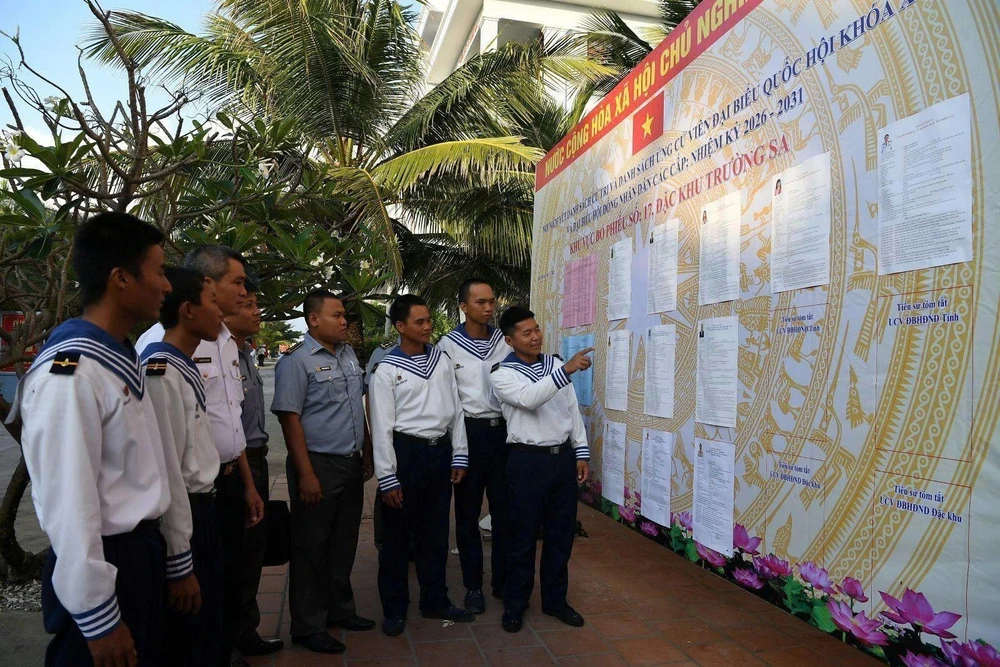 Bầu cử Quốc hội và HĐND: Lá phiếu giữa trùng khơi - niềm tin gửi về đất mẹ - Ảnh 1.