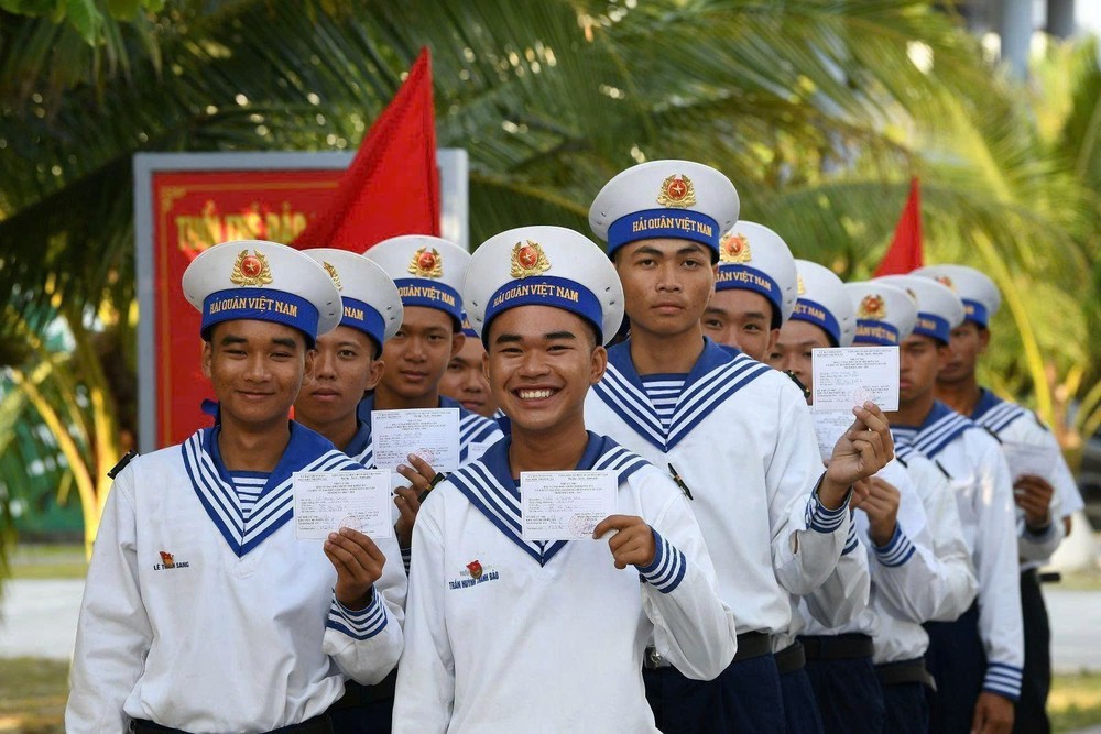 Bầu cử Quốc hội và HĐND: Lá phiếu giữa trùng khơi - niềm tin gửi về đất mẹ - Ảnh 2.