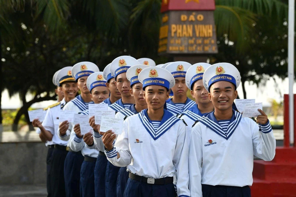 Bầu cử Quốc hội và HĐND: Lá phiếu giữa trùng khơi - niềm tin gửi về đất mẹ - Ảnh 3.