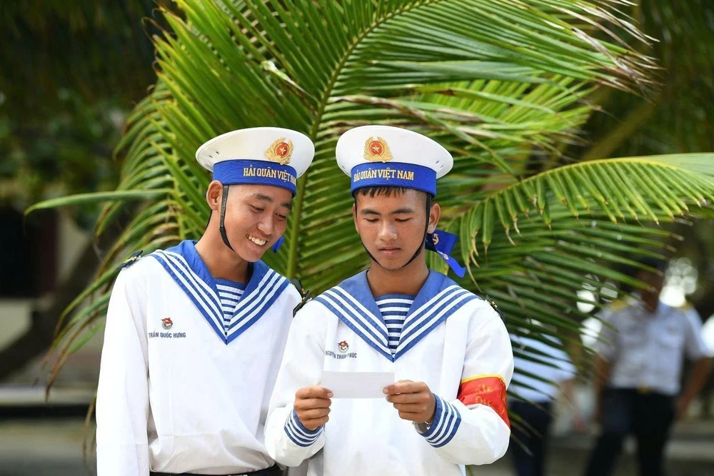 Bầu cử Quốc hội và HĐND: Lá phiếu giữa trùng khơi - niềm tin gửi về đất mẹ - Ảnh 4.